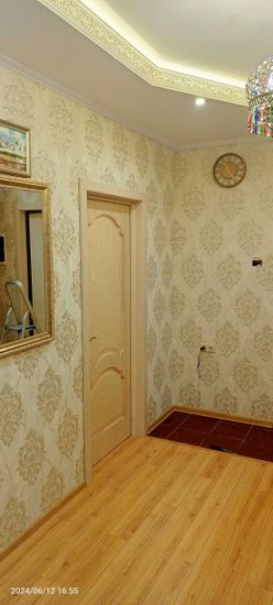 На стенах завершена отделка стеклохолстом, создающим гладкую, прочную поверхность. Покрытие ровное, без дефектов, готовое к дальнейшей декоративной отделке или покраске.