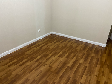 Монтаж полиуретанового/дюрополимерного/полистиролового плинтуса