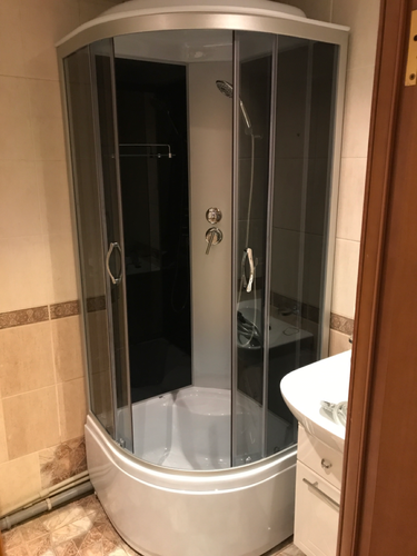 Установлена современная душевая конструкция с низким основанием, подключены водопроводные коммуникации, закреплены стеклянные панели, герметично обработаны швы, проверена работа смесителя.