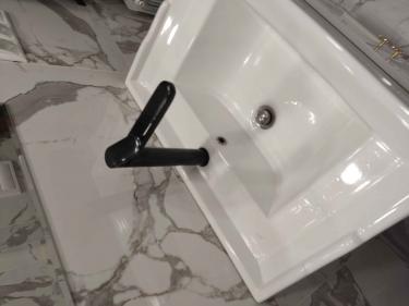 Установлен новый кран на раковину, подключены водопроводные трубы, проверена герметичность соединений, обеспечена стабильная подача воды, завершены все монтажные работы.