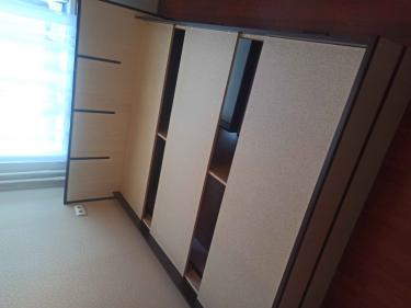 Собрана конструкция с каркасом, закреплены детали, установлено изголовье, уложены ламели, проверена устойчивость, завершена установка, обеспечена надежность и комфорт.