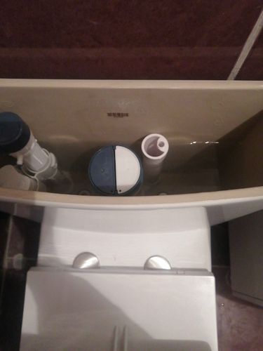 Установлено новое сантехническое оборудование, подключено к водопроводу и канализации, проверена герметичность соединений, отрегулирован сливной механизм, выполнена финишная отделка.