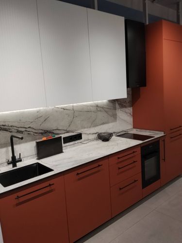 Сборка и установка кухонного каркаса Установка столешницы HPL Установка и подключение подстольной мойки