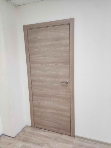 Установлена новая створка, закреплена коробка, врезаны петли, прикреплена ручка, отрегулированы зазоры, проверена плавность хода, выполнена отделка проема, завершена установка наличников.