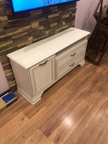 Собрана мебель с выдвижными секциями: установлены направляющие, закреплены ручки, отрегулированы фасады, проверена плавность хода ящиков, обеспечена устойчивость конструкции на полу.