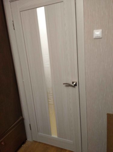 Установлены новые доборы, обеспечивающие плотное прилегание и завершенный вид дверного проема. Все элементы тщательно подогнаны и закреплены, создавая гармоничный интерьер.