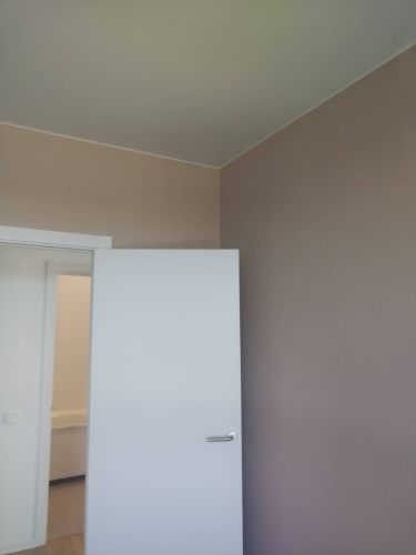 Стены покрыты свежим слоем краски, обновлённый цвет придаёт комнате современный вид. Поверхность гладкая, без видимых дефектов, создаёт гармоничную атмосферу.