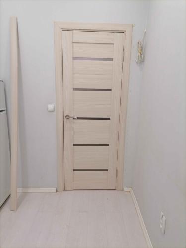 Установлена новая дверь, уменьшен проем, добавлена свежая коробка, закреплены петли, обновлены наличники, покрашены стены, завершена отделка, произведена уборка.