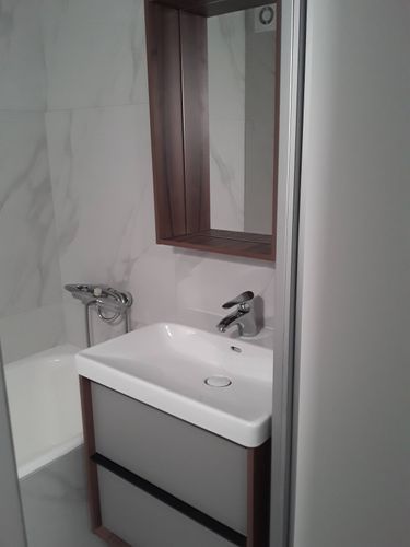 Установлен новый водопроводный кран на раковину в ванной комнате. Подключены трубы, проверена герметичность соединений, обеспечена правильная работа устройства.