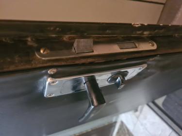 Установлен новый кодовый механизм на металлическую дверь, обеспечивающий повышенную безопасность. Проведены работы по монтажу, настройке и проверке функциональности устройства.