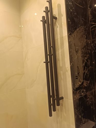 Установлено устройство на стену, подключено к электросети, проверена работа, закреплено креплениями, обеспечена безопасность, протестировано функционирование, завершены монтажные действия.