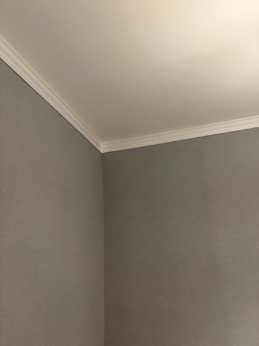 Монтаж плинтуса/молдинга на стену