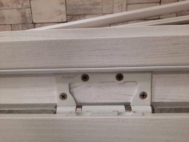 Установлена новая межкомнатная дверь: закреплены петли, врезан замок, отрегулированы зазоры, закреплён наличник, проверена плавность открывания. Работа завершена аккуратно и качественно.