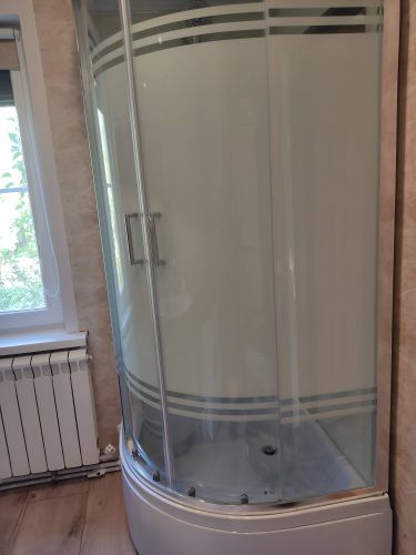 Установлена душевая с низким поддоном: смонтированы стенки, закреплены двери, подключены коммуникации, проверена герметичность, обеспечена устойчивость конструкции, завершена отделка.