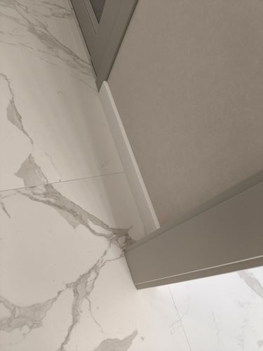 Монтаж полиуретанового/дюрополимерного/полистиролового плинтуса