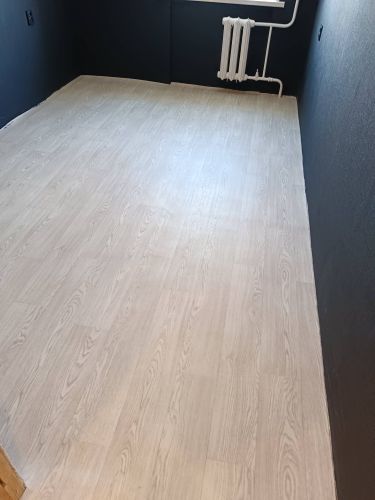 На ровную поверхность уложено покрытие, тщательно подогнаны стыки, обеспечена ровность и аккуратность. Завершена отделка, создающая уют и комфорт в помещении.