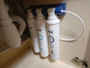 Установка проточного фильтра под мойку