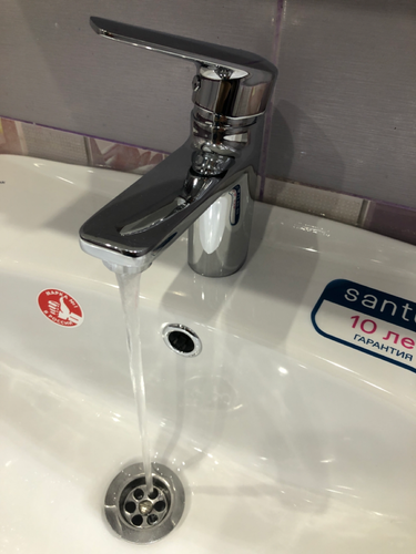 Установлена новая раковина, подключен смеситель, обеспечен слив воды, проверена герметичность соединений, произведена регулировка напора, завершены все монтажные работы.