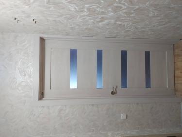 Установлена новая створка, закреплён короб, навешены петли, врезан замок, прикреплена ручка. Проведена регулировка, проверена плавность хода, обеспечена плотность прилегания.