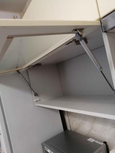 Установлены новые газовые амортизаторы, отрегулированы петли, проверена фиксация дверцы, заменены крепежные элементы, улучшена функциональность и плавность открывания.