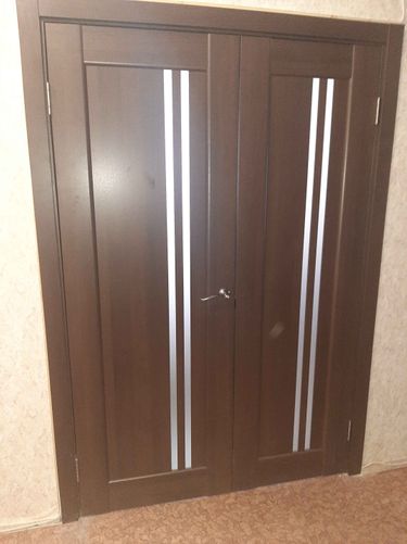 Установлены две створки, закреплены петли, врезана ручка, отрегулированы зазоры, проверена плавность хода, завершена отделка проема, обеспечена надежность конструкции.