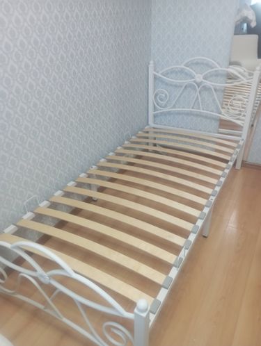 Каркас установлен, ламели закреплены, изголовье и ножки присоединены, конструкция выровнена, все элементы надежно зафиксированы, поверхность чистая, готова к использованию.