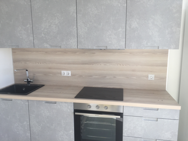 Установлены шкафы, закреплены фасады, смонтирована столешница, подключена мойка, врезана варочная панель, установлены розетки, выполнена подгонка всех элементов.