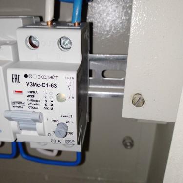 Установлено устройство защитного отключения в электрощиток, подключены провода, проверена работа, обеспечена безопасность электросети.