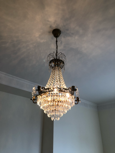 Установлено освещение: подвешена красивая люстра, подключена к электросети, проверена работа, закреплена на потолке, обеспечена безопасность, добавлен декоративный элемент в интерьер.