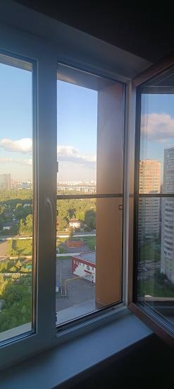 Проведена настройка створок, устранены зазоры, улучшена герметичность, отрегулированы петли, обеспечена плавность открывания, проверена фурнитура, восстановлена изоляция, устранены сквозняки.