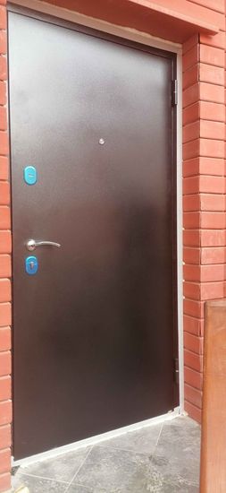 Установлена новая металлическая дверь, выполнен демонтаж старой конструкции, произведена регулировка петель, закреплены замки, обеспечена герметизация проема, завершена отделка откосов.
