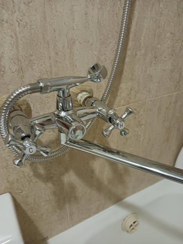 Установлен новый кран, обеспечивающий надежное перекрытие воды. Демонтирован старый механизм, произведена герметизация соединений, проверена функциональность.