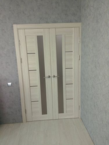 Установлена новая деревянная створка, закреплены петли, врезаны ручки, отрегулирована коробка, выполнена отделка наличниками, проверена плавность открывания и закрывания.