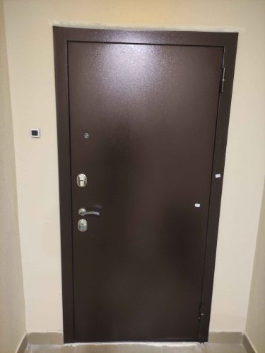Установлена новая металлическая дверь, отрегулированы петли, заменены замки, обновлена отделка, улучшена звукоизоляция, устранены дефекты, проверена работоспособность, обеспечена безопасность.