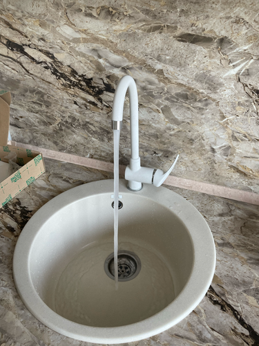 Установлен смеситель, подключены трубы для подачи холодной и горячей воды, выполнен монтаж раковины. Проверена герметичность соединений, вода подается без протечек.