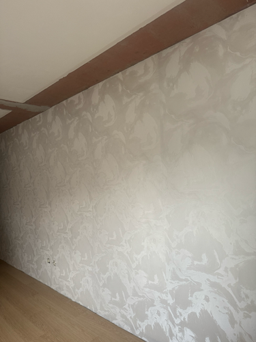 Стены покрыты стеклохолстом, создающим гладкую и ровную поверхность. Материал нанесён аккуратно, без видимых швов и дефектов, обеспечивая прочность и долговечность отделки.