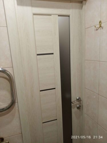 Установлены новые доборы на межкомнатную дверь. Завершена отделка проема, обеспечена аккуратная подгонка элементов. Декоративные панели гармонично сочетаются с полотном.