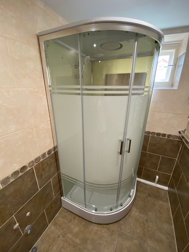 Установлена современная душевая конструкция с гидромассажем. Подключены все коммуникации, герметично закреплены панели, проверена работа системы, обеспечена надежная эксплуатация.