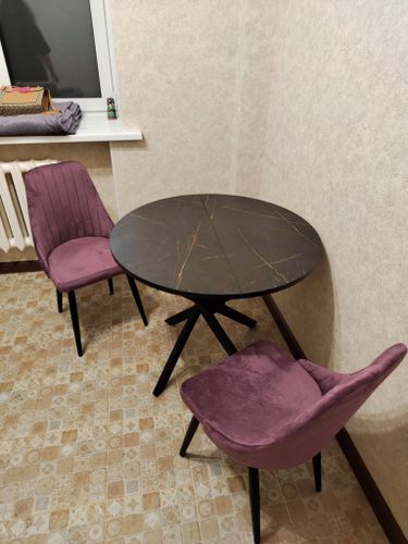 Собраны два фиолетовых стула, установлены ножки, закреплены сиденья, проверена устойчивость. Готовы к использованию, размещены у круглого стола на кухне.