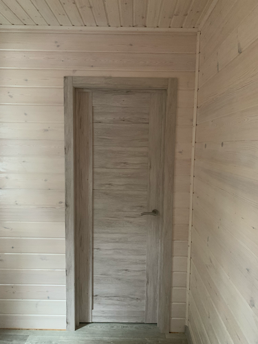 Установлена новая дверь с ручкой, выполнена подгонка по размеру проема, закреплены петли, отрегулировано полотно для плавного закрывания, оформлены наличники, обеспечена надежная фиксация.