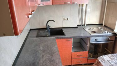Установка столешницы ДСП Установка и подключение врезной мойки Установка и подключение смесителя