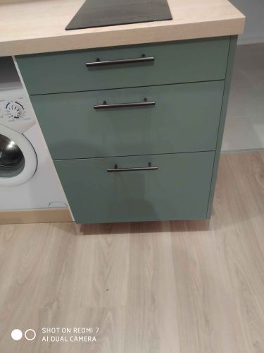 Установлены шкафы, закреплены фасады, смонтирована столешница, врезана варочная панель, подключена бытовая техника. Завершена сборка и установка кухонного гарнитура.