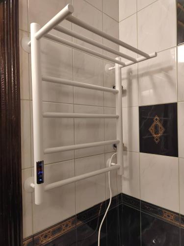 Закреплен прибор на стене, подключен к электросети, проверена работа, настроен терморегулятор. Устройство установлено в ванной, обеспечивая комфорт и удобство.