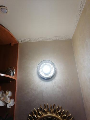 Установлена новая лампа в светильник, обеспечивающая яркое освещение. Работа выполнена аккуратно, без повреждений интерьера. Светильник функционирует исправно, создавая комфортную атмосферу.