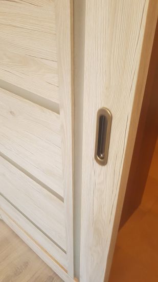 Установлена раздвижная конструкция с одной панелью. Закреплены направляющие, обеспечивающие плавное скольжение. Врезана ручка, отрегулированы механизмы для надежной работы.