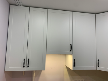 Выполнена точная подгонка кухонной поверхности, обеспечена идеальная стыковка с мебелью. Углы обработаны, края отшлифованы, установлены крепления. Работа завершена аккуратно.