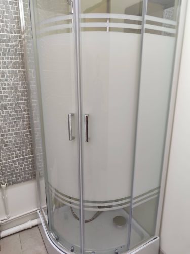 Установлена душевая конструкция с низким основанием, закреплены стеклянные панели, герметично зафиксированы соединения, подключены водопроводные коммуникации, проверена функциональность системы.