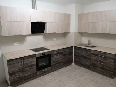 Выполнена точная подгонка и установка кухонных панелей, обеспечивающая гармоничное сочетание и функциональность. Обновлённый облик подчёркивает современный стиль интерьера.