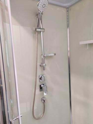 Установка душевой кабины шириной до 90 см