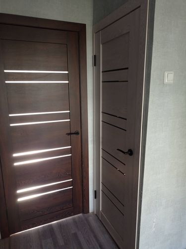 Установлена новая створка, закреплены петли, врезана ручка, отрегулированы замки, оформлен проем, проведена подгонка полотна, проверена плавность хода, завершена отделка наличниками.